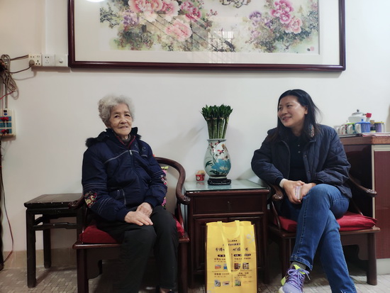 3、公司纪委书记、工会主席张奇志慰问80岁以上高龄退休职工代表陈佩群.jpg