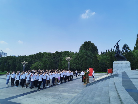 敬献花圈 重温入党誓词.jpg