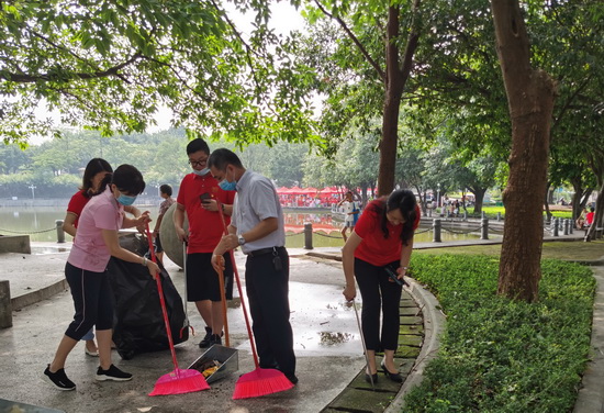 志愿者参加清洁工作.jpg