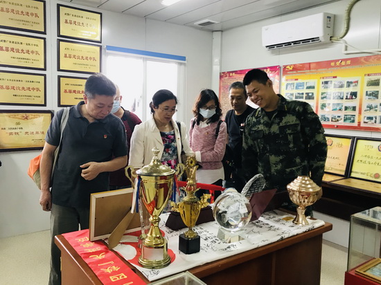 执勤十中队参观学习4.jpg