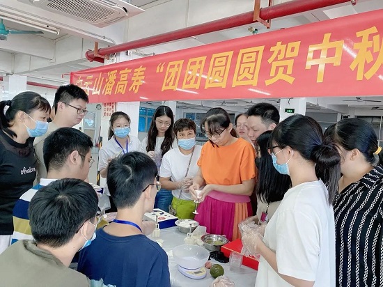 巧手做月饼 佳节共赏味——白云山潘高寿“团团圆圆贺中秋”冰皮月饼DIY活动温馨落幕.jpg